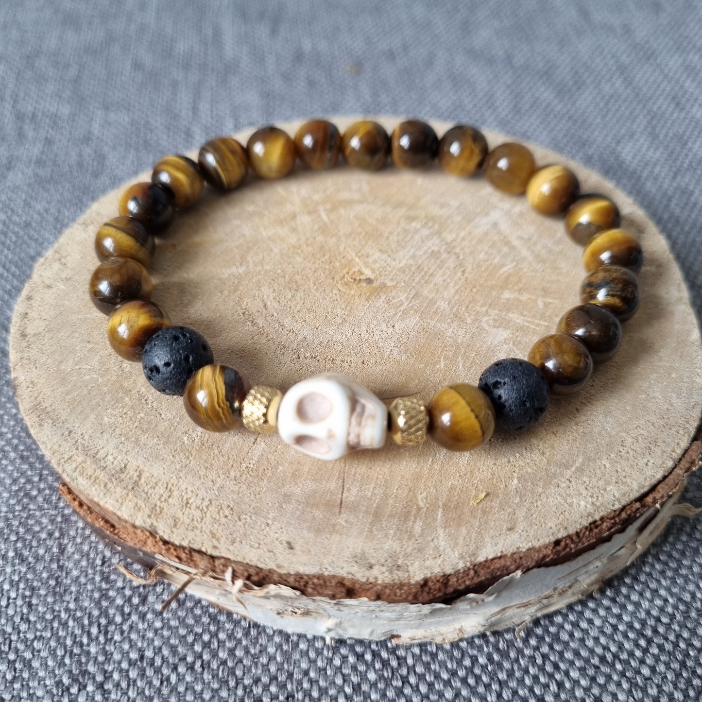 Bracelet homme perles de lave et pierre œil de tigre Skull