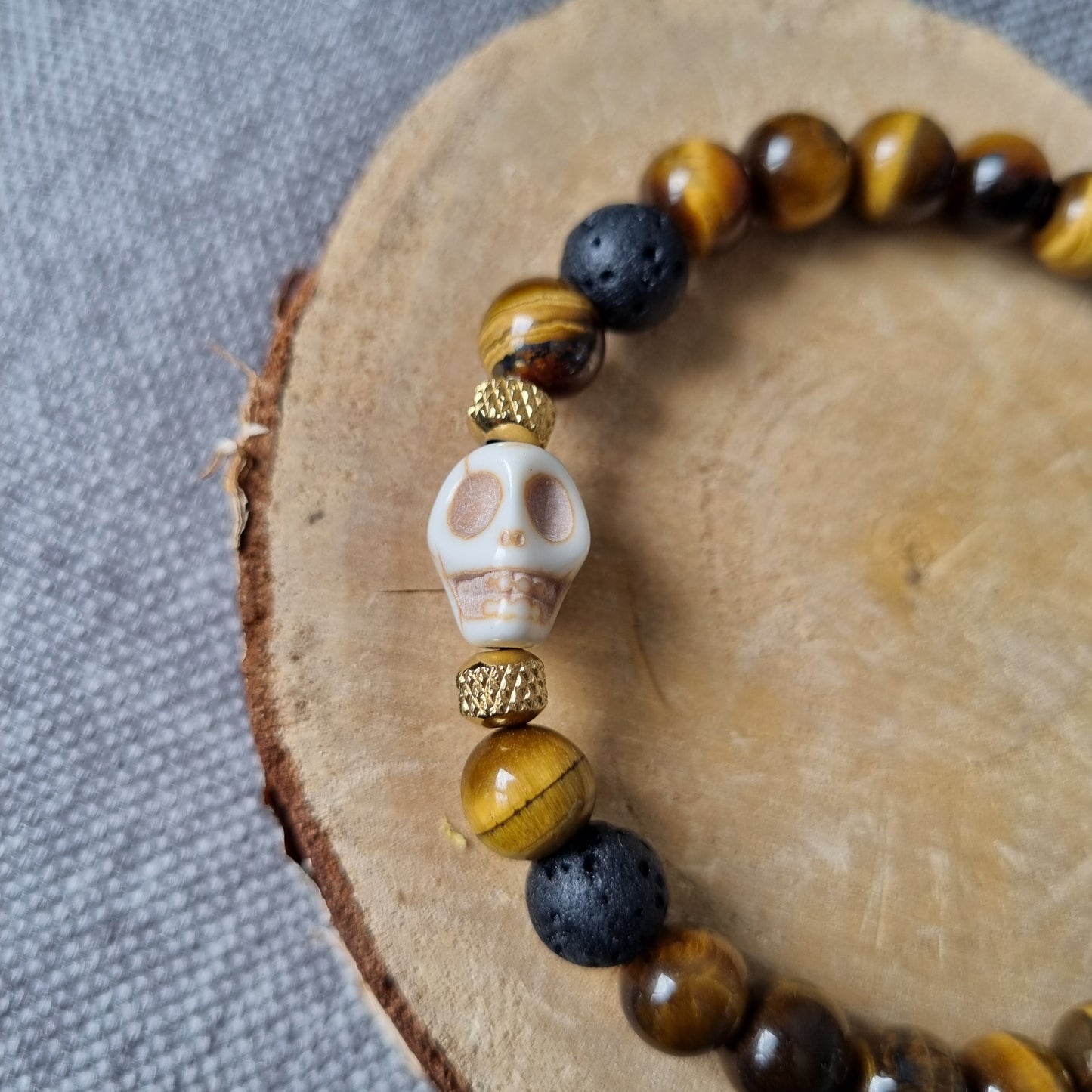 Bracelet homme perles de lave et pierre œil de tigre Skull