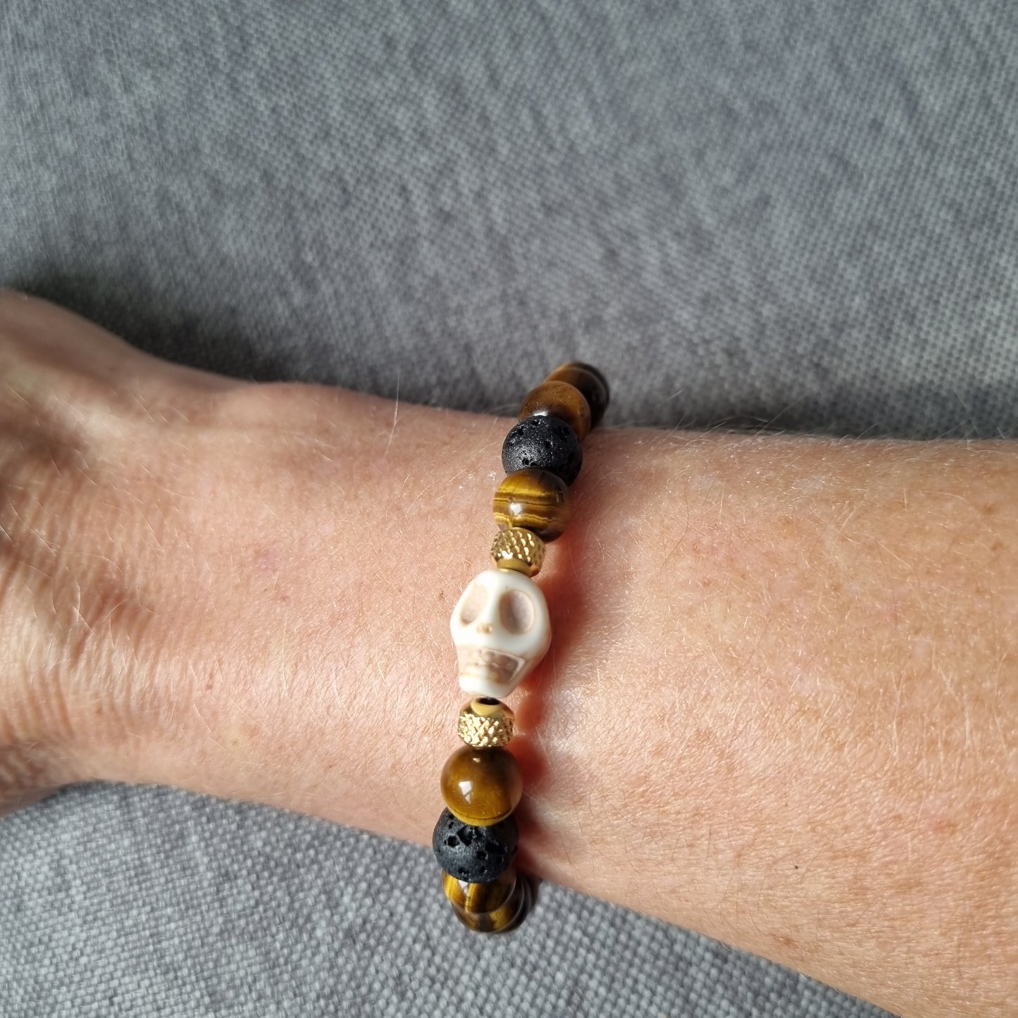 Bracelet homme perles de lave et pierre œil de tigre Skull