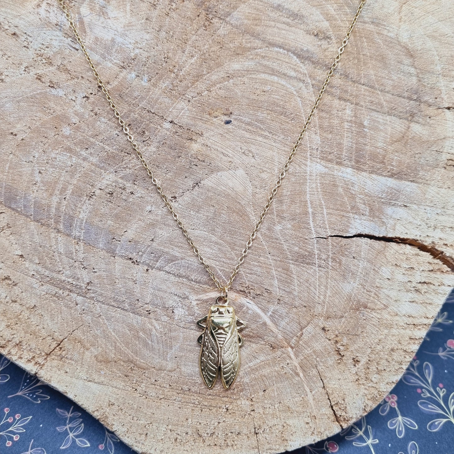 Collier sautoir cigale dorée SILASOL
