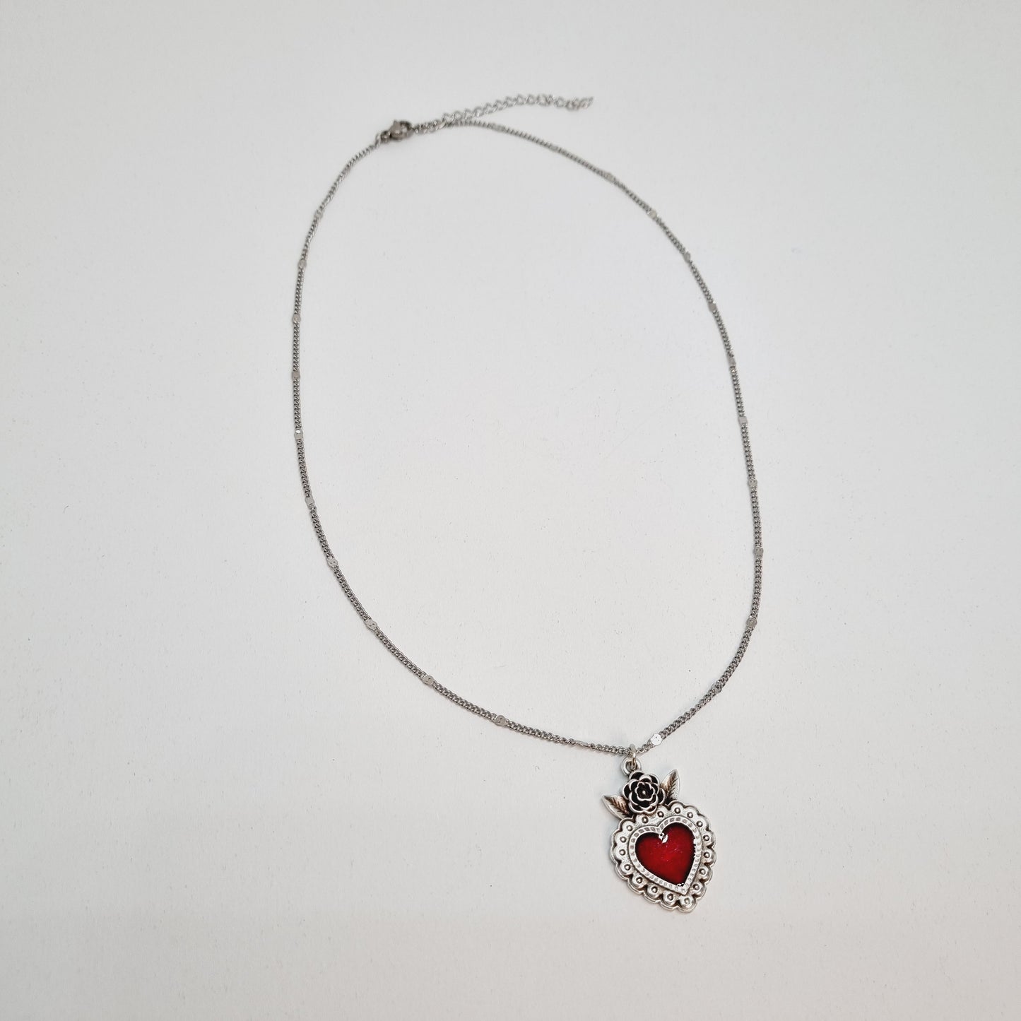 Collier chaîne fine acier et pendentif ex-voto rouge et argent ANGELINA