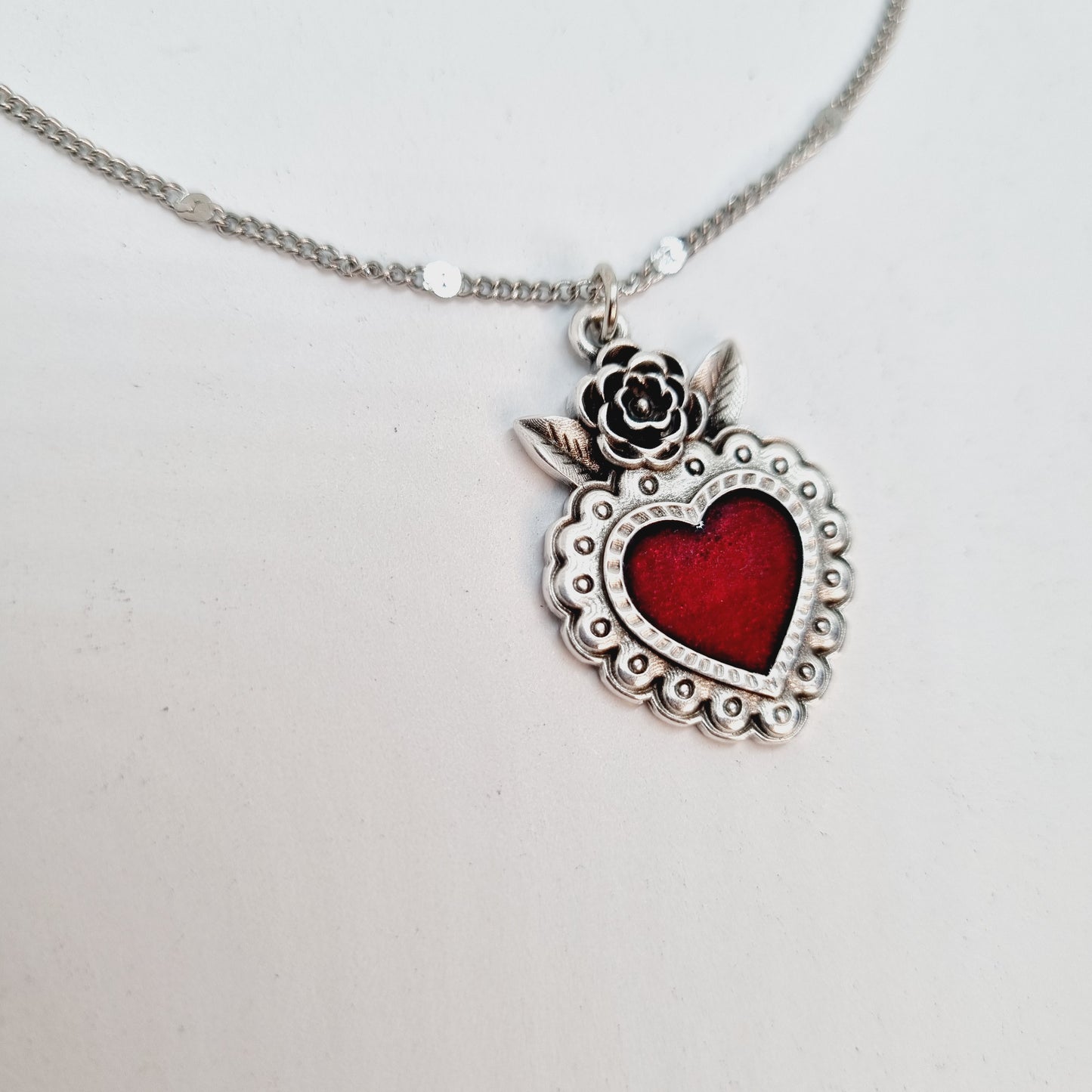 Collier chaîne fine acier et pendentif ex-voto rouge et argent ANGELINA