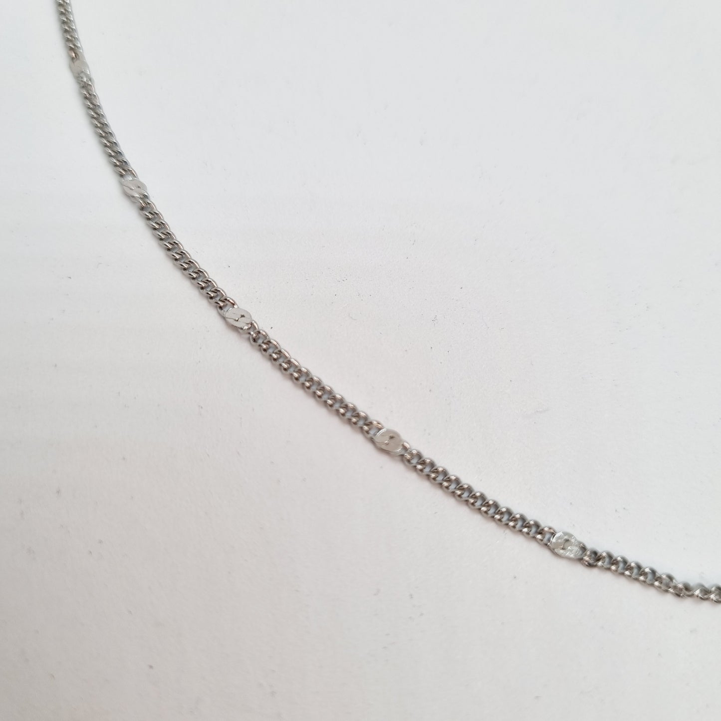 Collier chaîne fine acier et pendentif ex-voto rouge et argent ANGELINA
