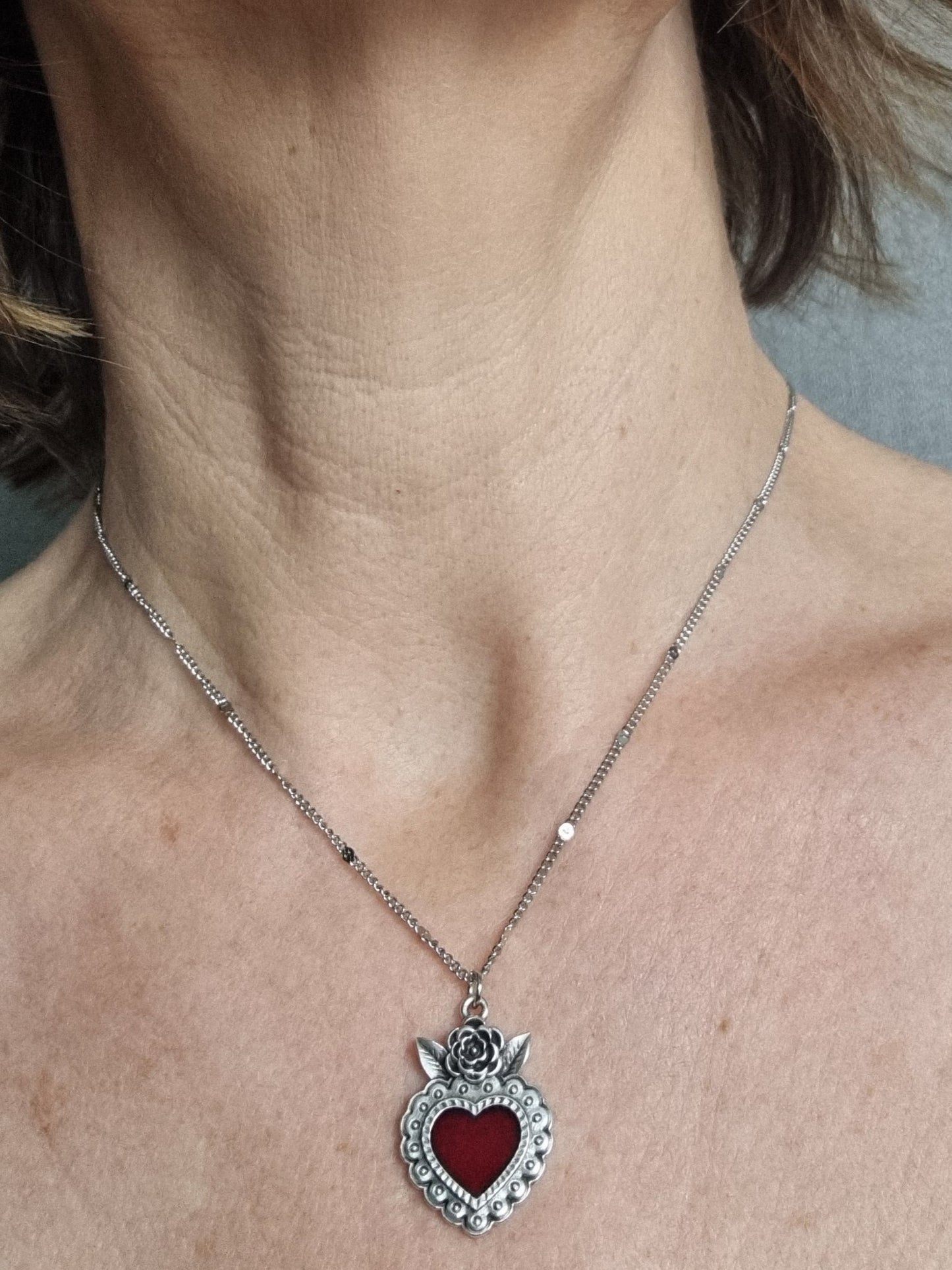 Collier chaîne fine acier et pendentif ex-voto rouge et argent ANGELINA