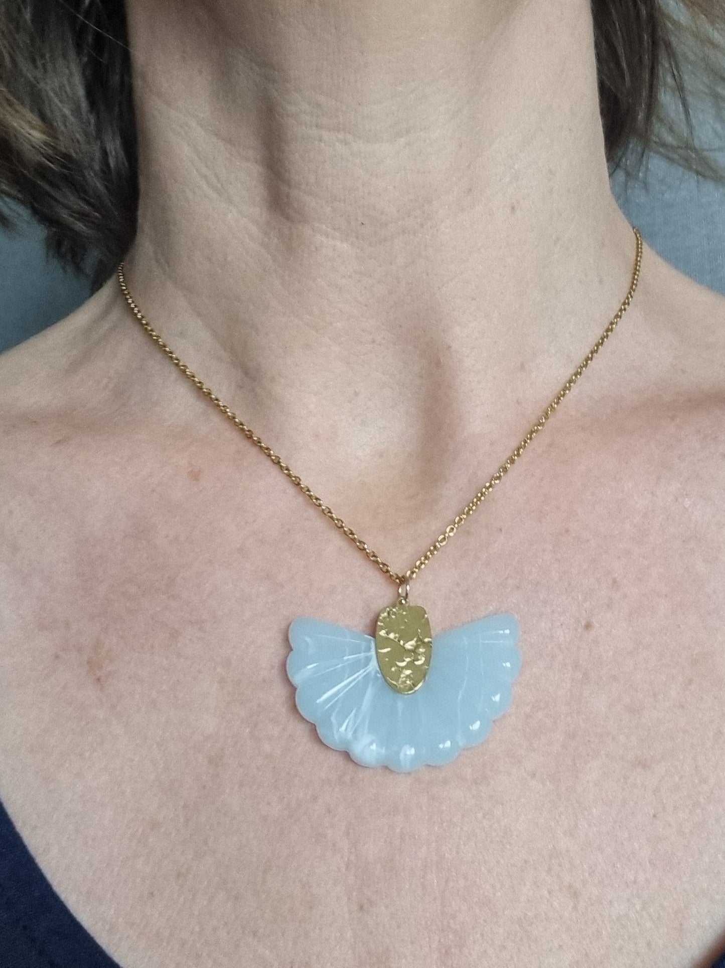 Collier chaîne acier doré pendentif éventail résine et plaqué or TALLULAH