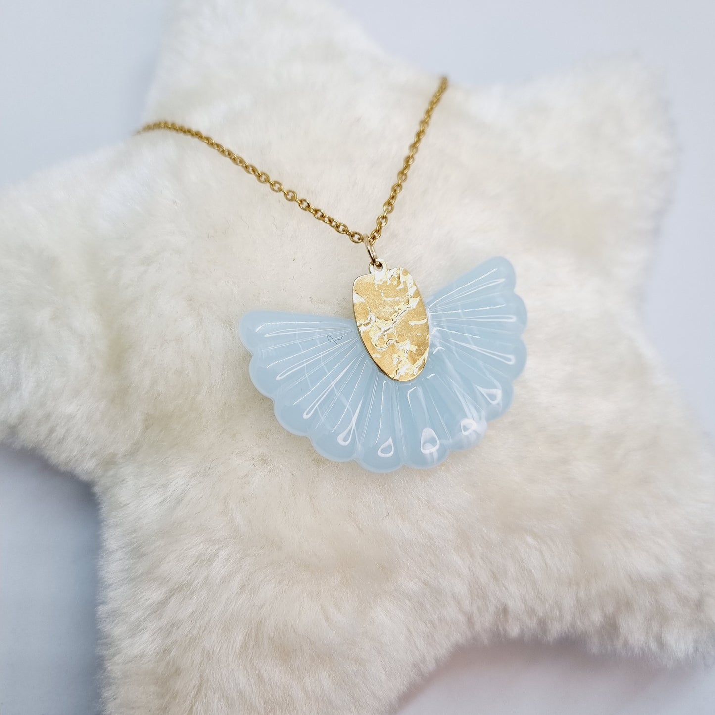 Collier chaîne acier doré pendentif éventail résine et plaqué or TALLULAH