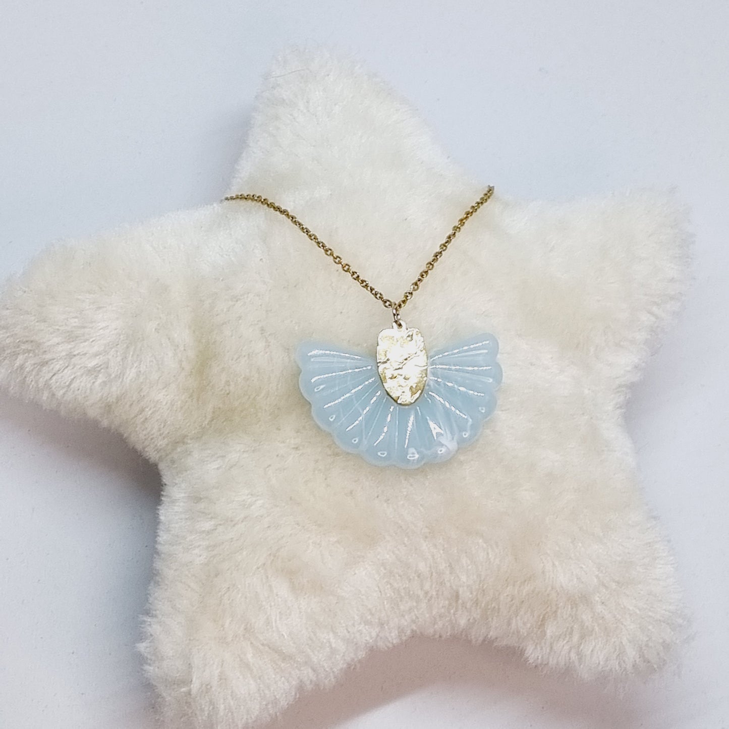 Collier chaîne acier doré pendentif éventail résine et plaqué or TALLULAH