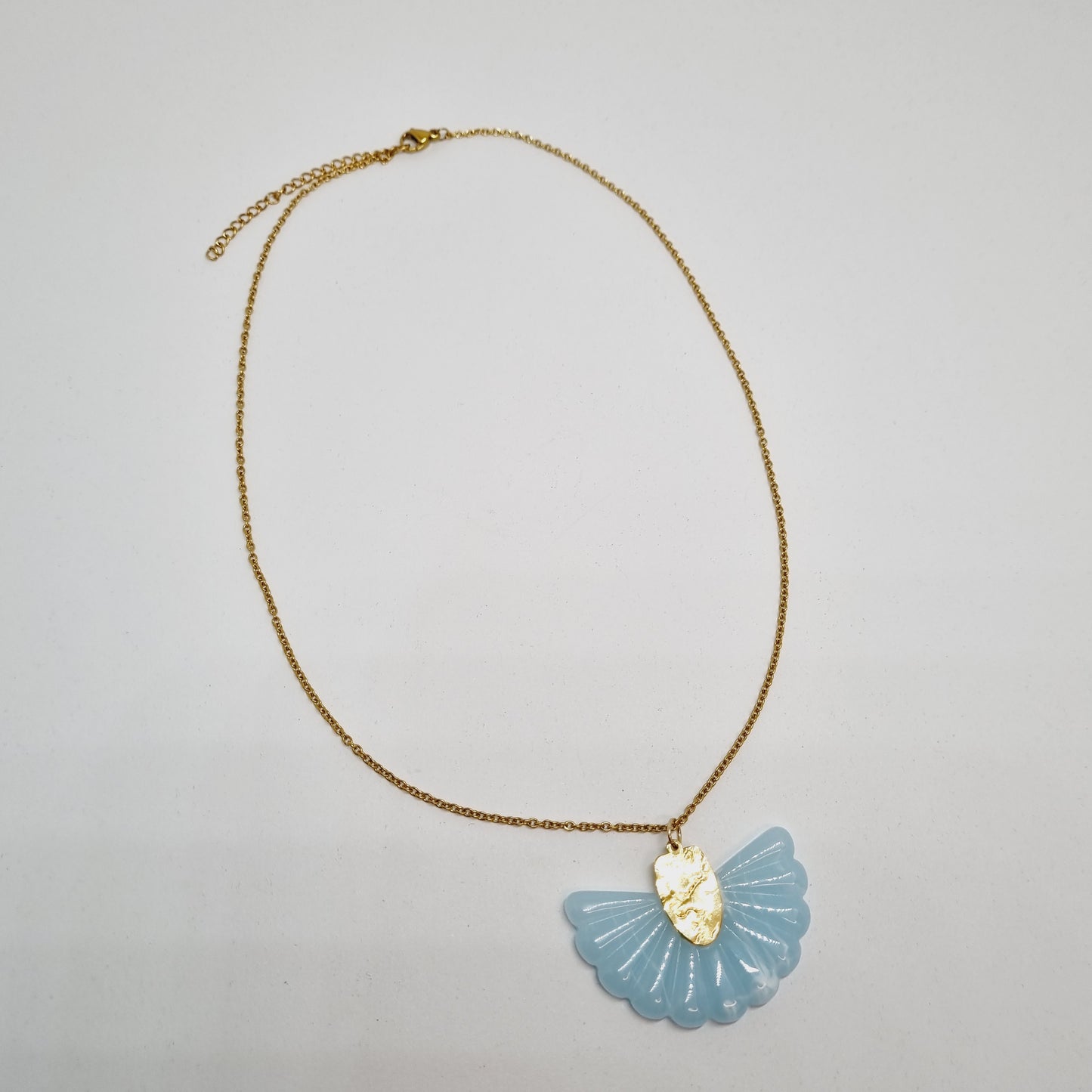 Collier chaîne acier doré pendentif éventail résine et plaqué or TALLULAH
