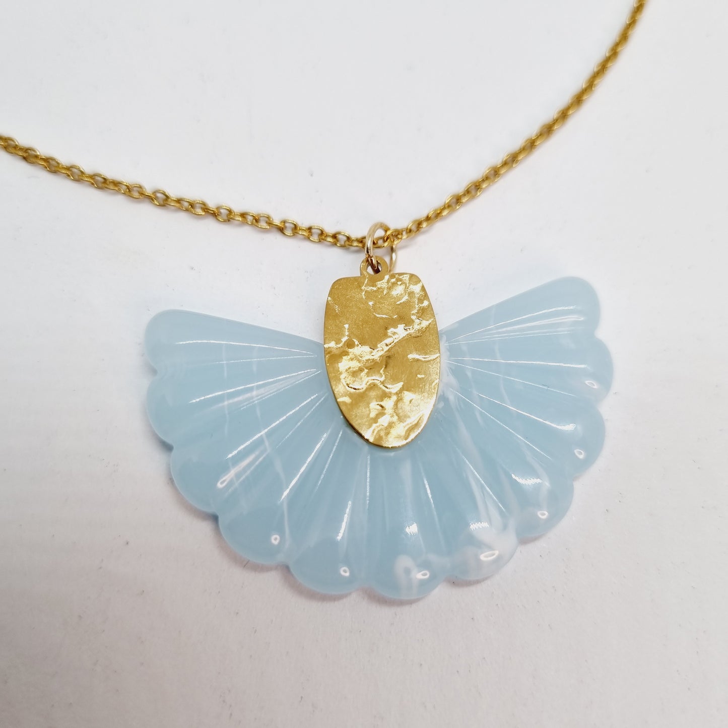 Collier chaîne acier doré pendentif éventail résine et plaqué or TALLULAH