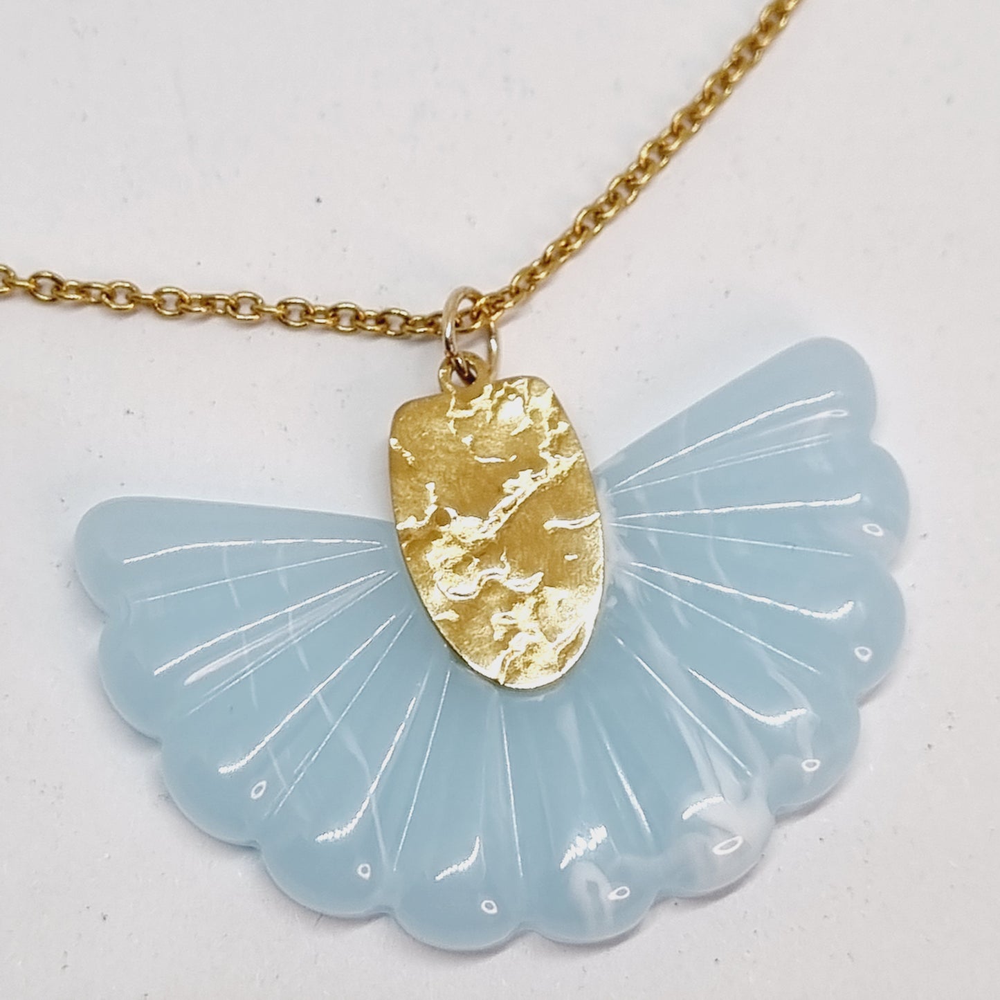 Collier chaîne acier doré pendentif éventail résine et plaqué or TALLULAH