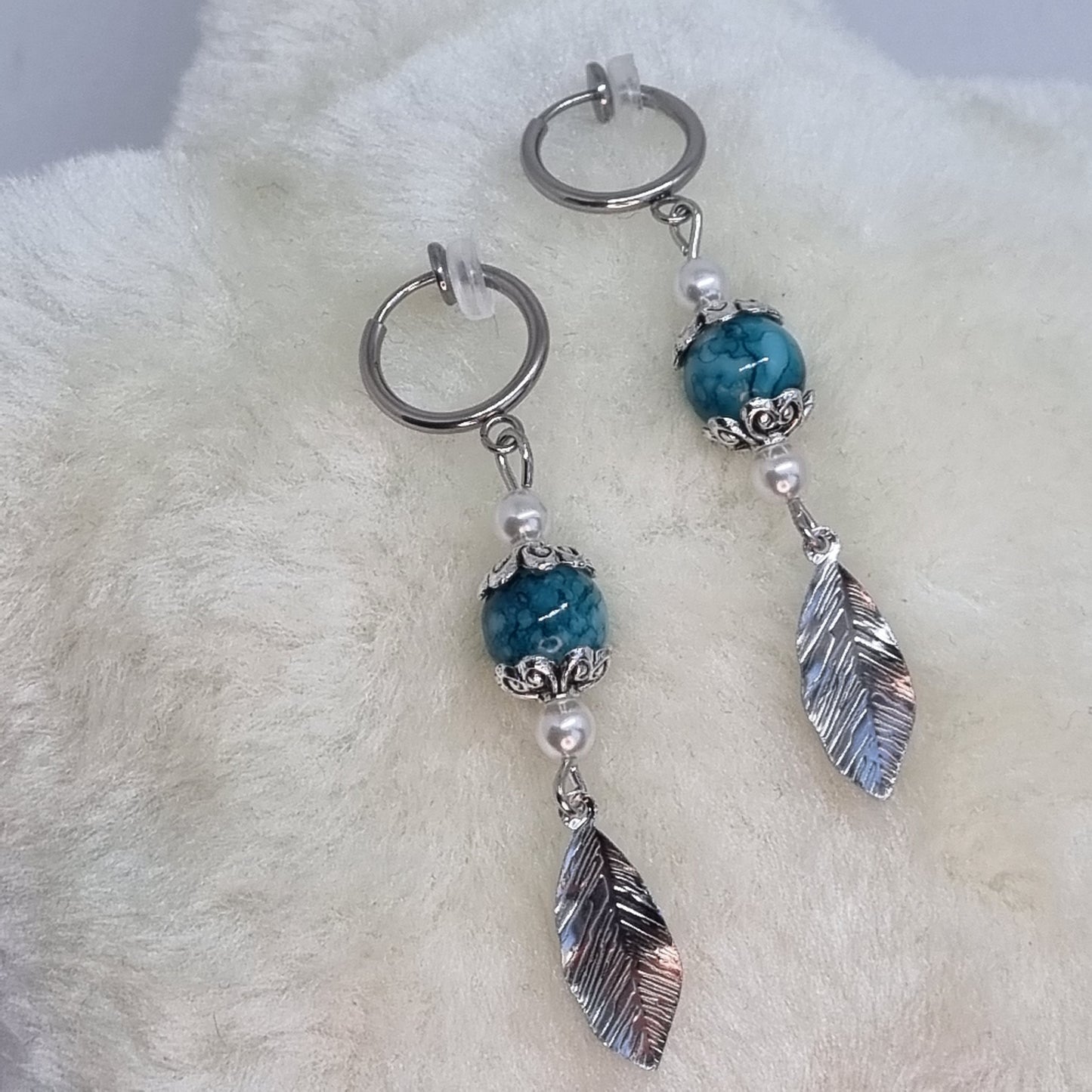 Clips d'oreille créoles feuille acier perle en verre ANOUK