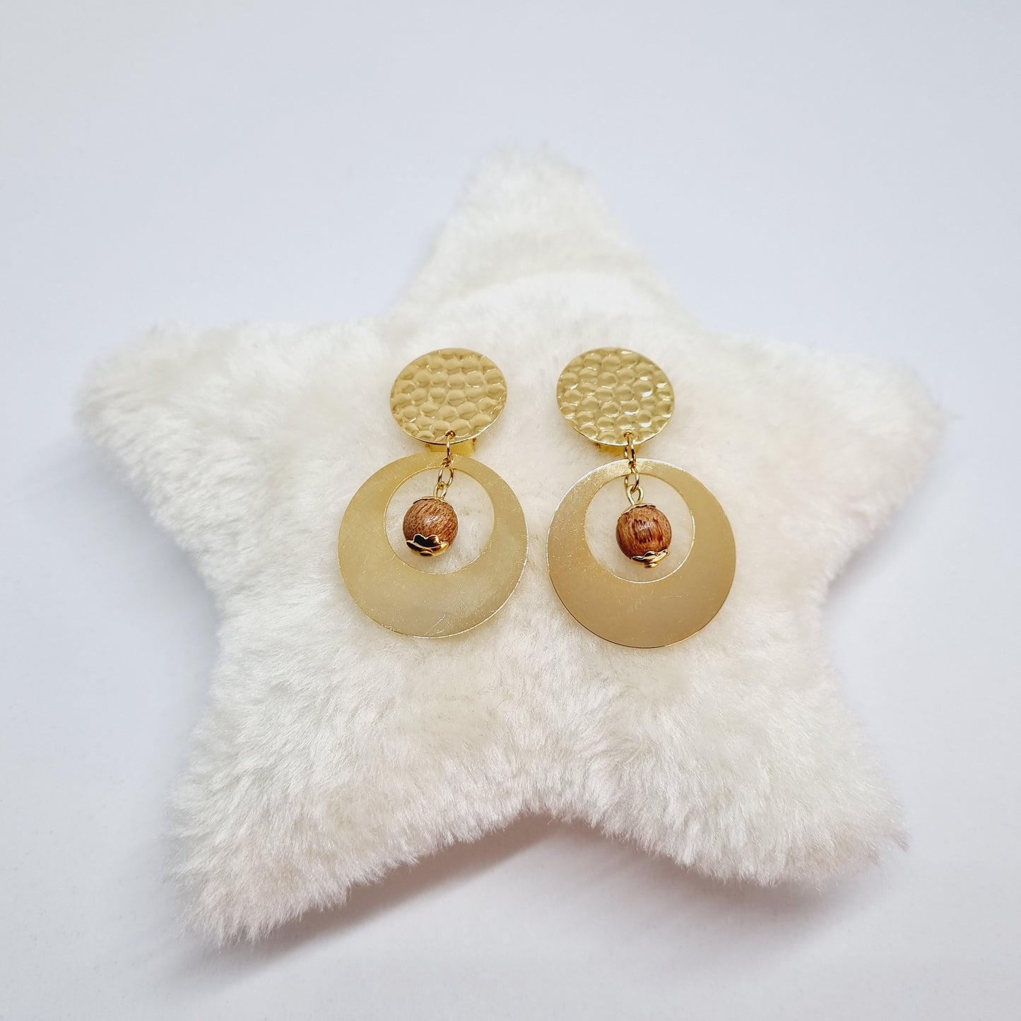 Clips d'oreilles dorés créoles et perles bois CLEO