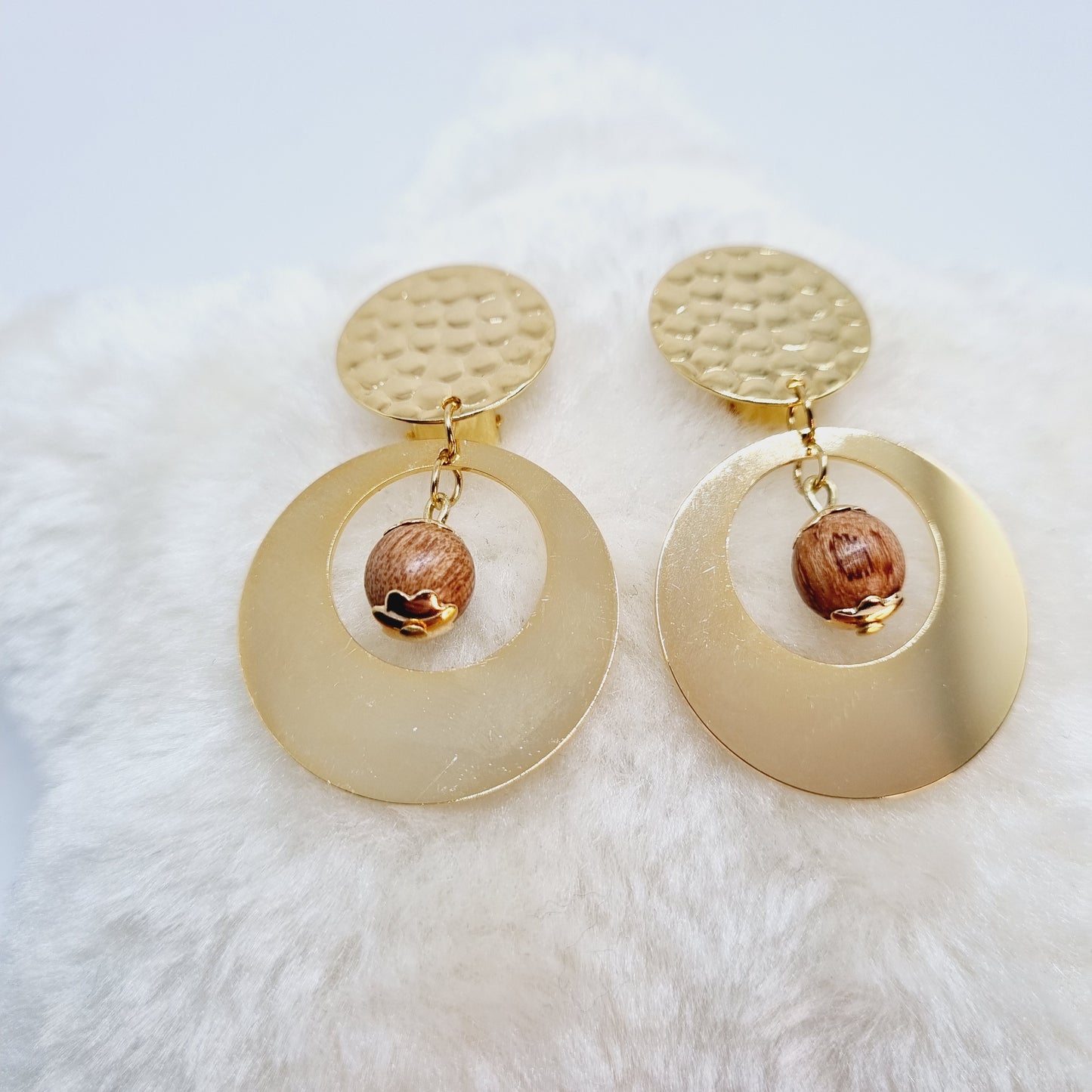 Clips d'oreilles dorés créoles et perles bois CLEO