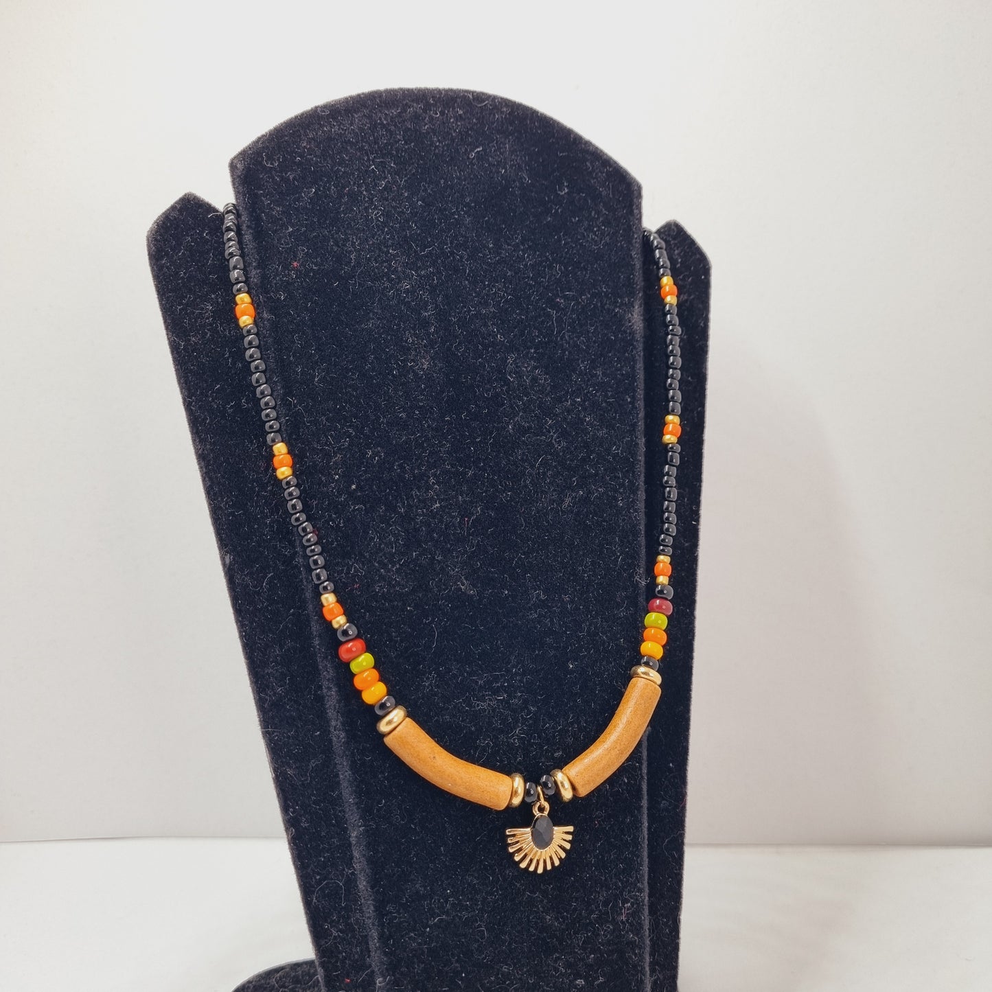 Collier mixte ras du cou perles et résine Savanah