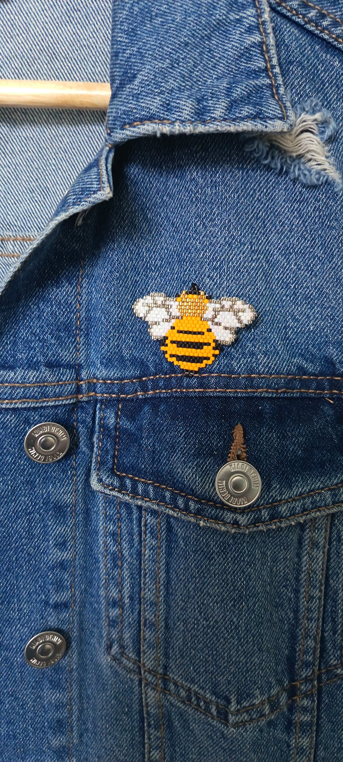 Broche abeille en perles tissées main Ptite abeille