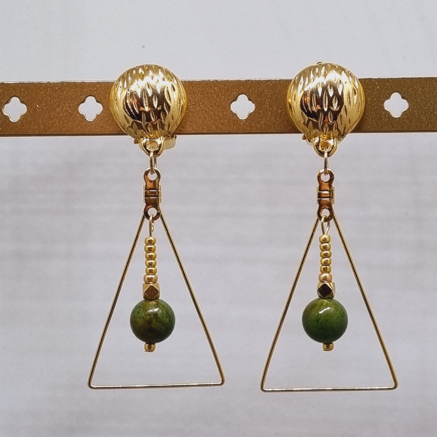 Clips d'oreilles pendantes pierre naturelle et or Jenna