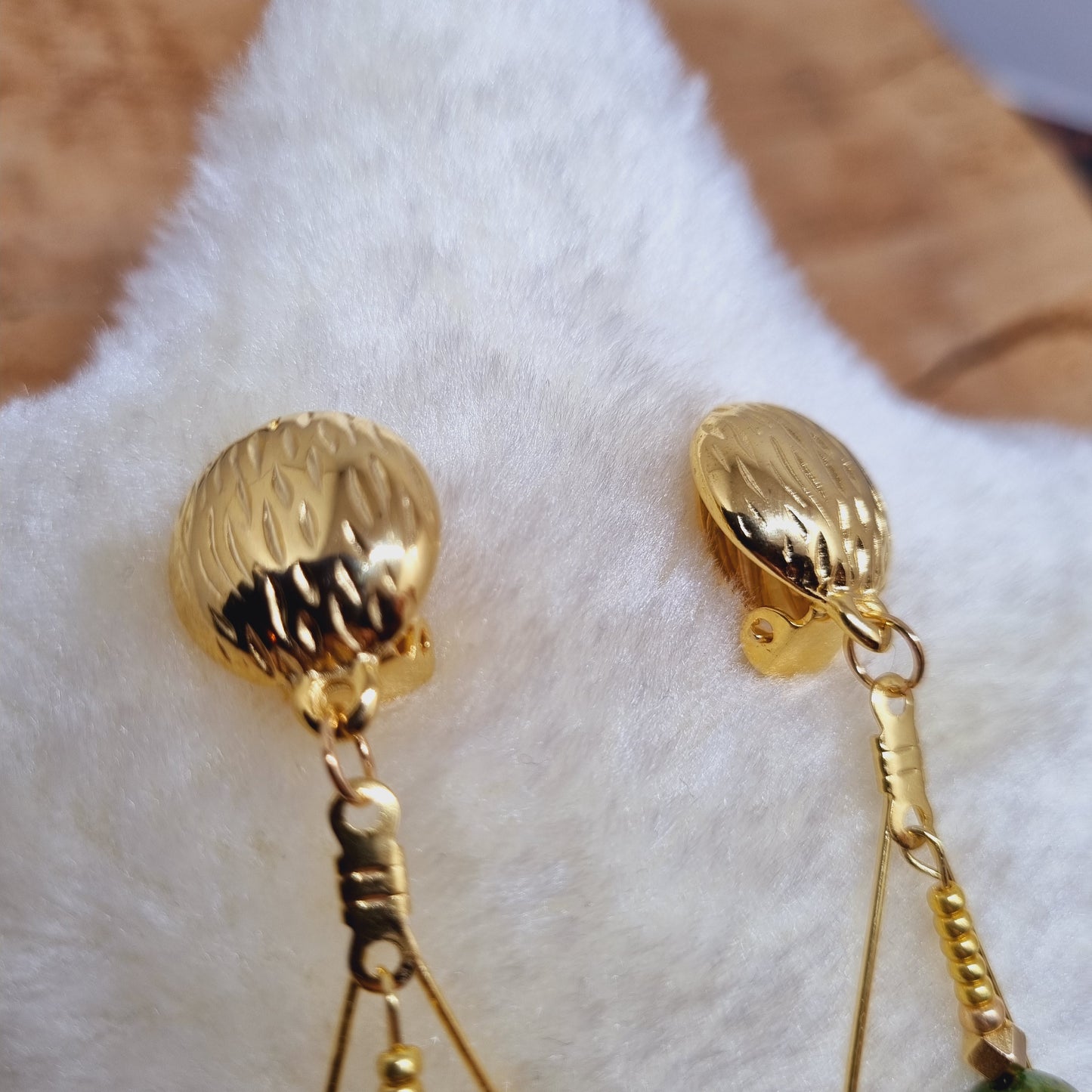 Clips d'oreilles pendantes pierre naturelle et or Jenna