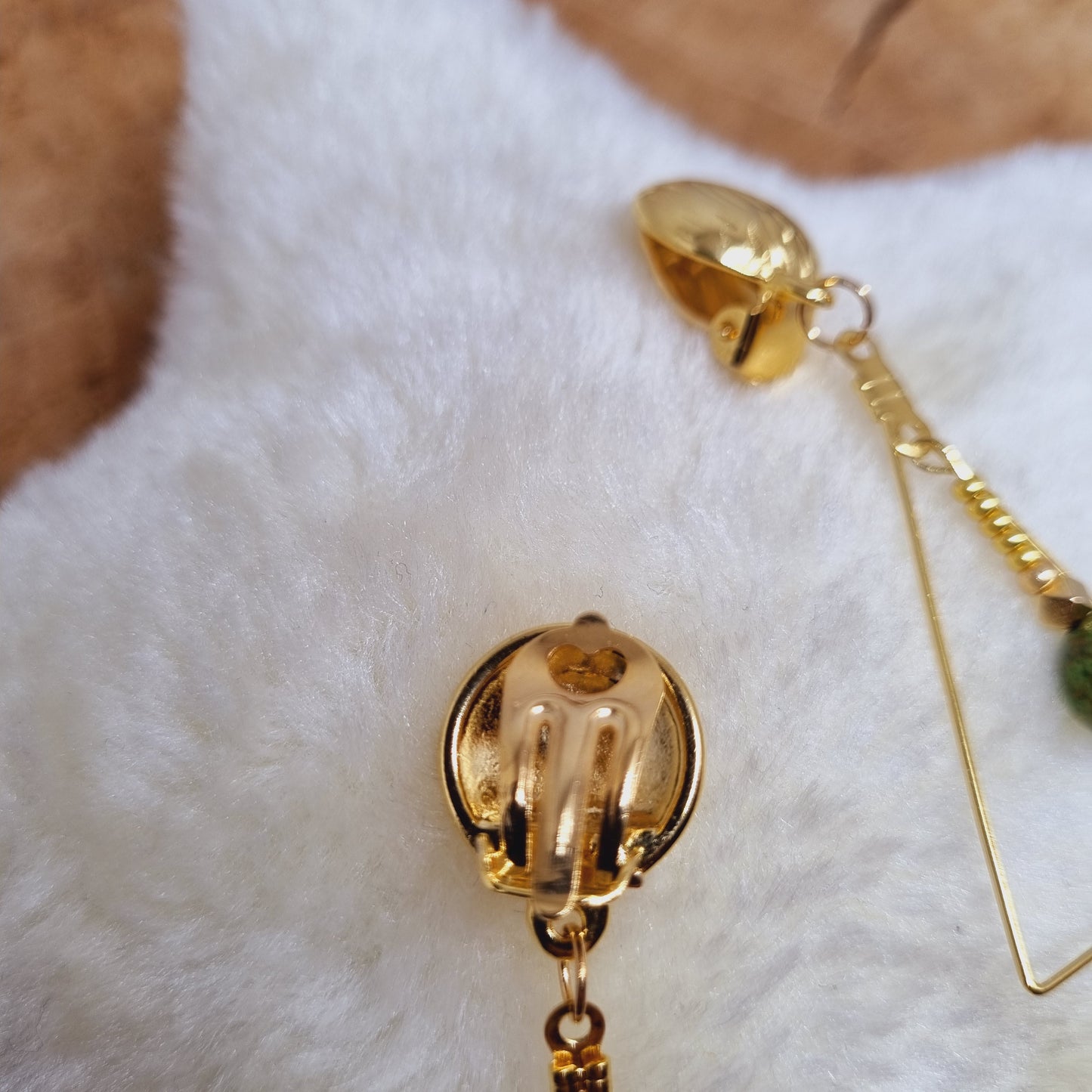 Clips d'oreilles pendantes pierre naturelle et or Jenna