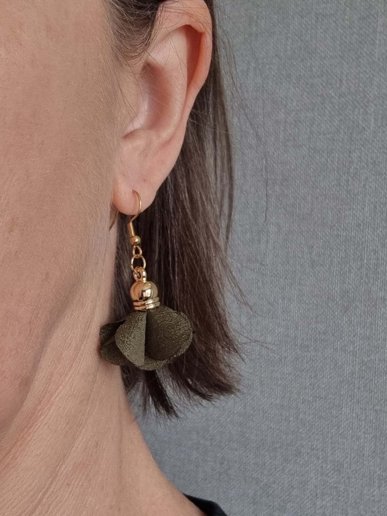 Boucles d'oreilles acier doré fleur kaki MIMI