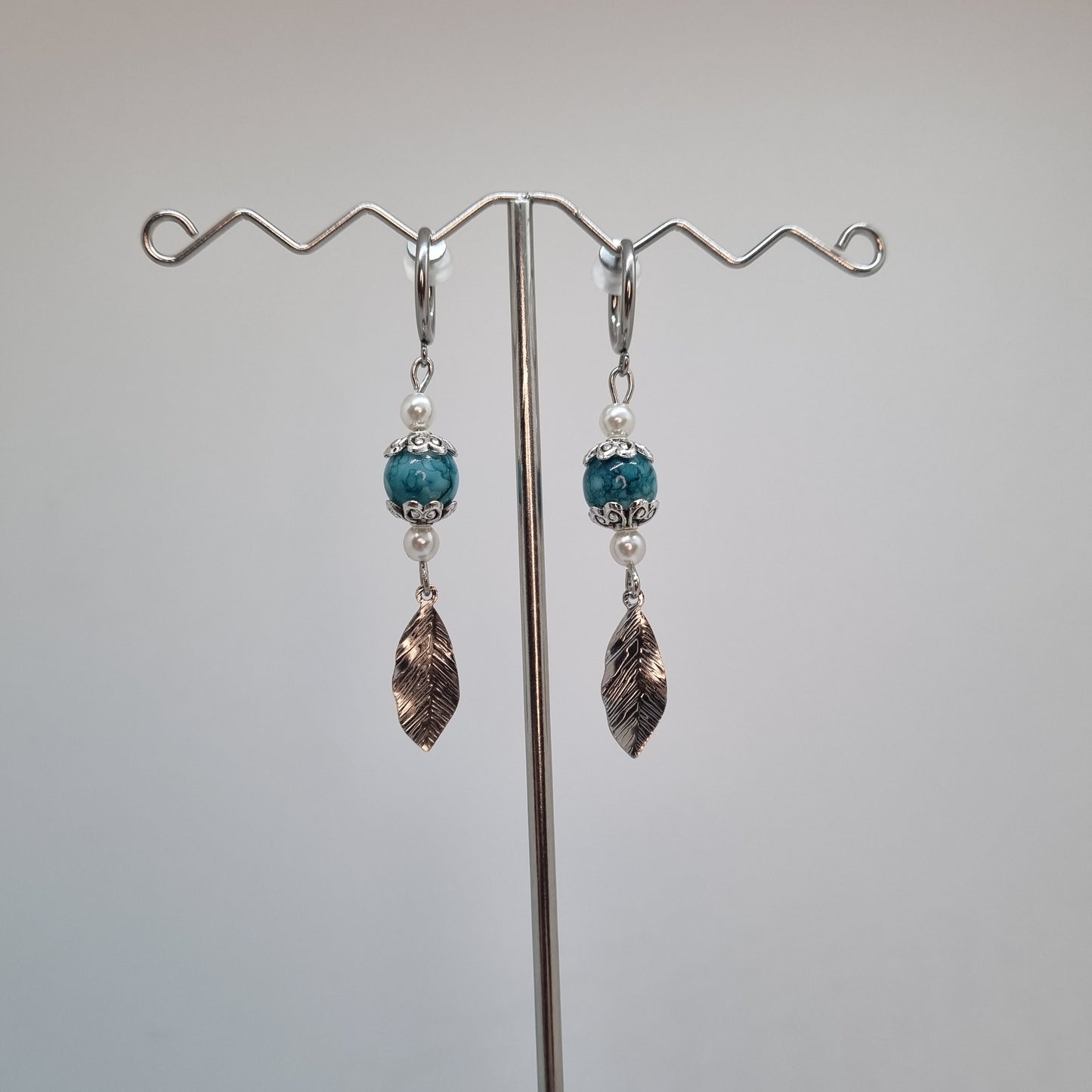 Clips d'oreille créoles feuille acier perle en verre ANOUK