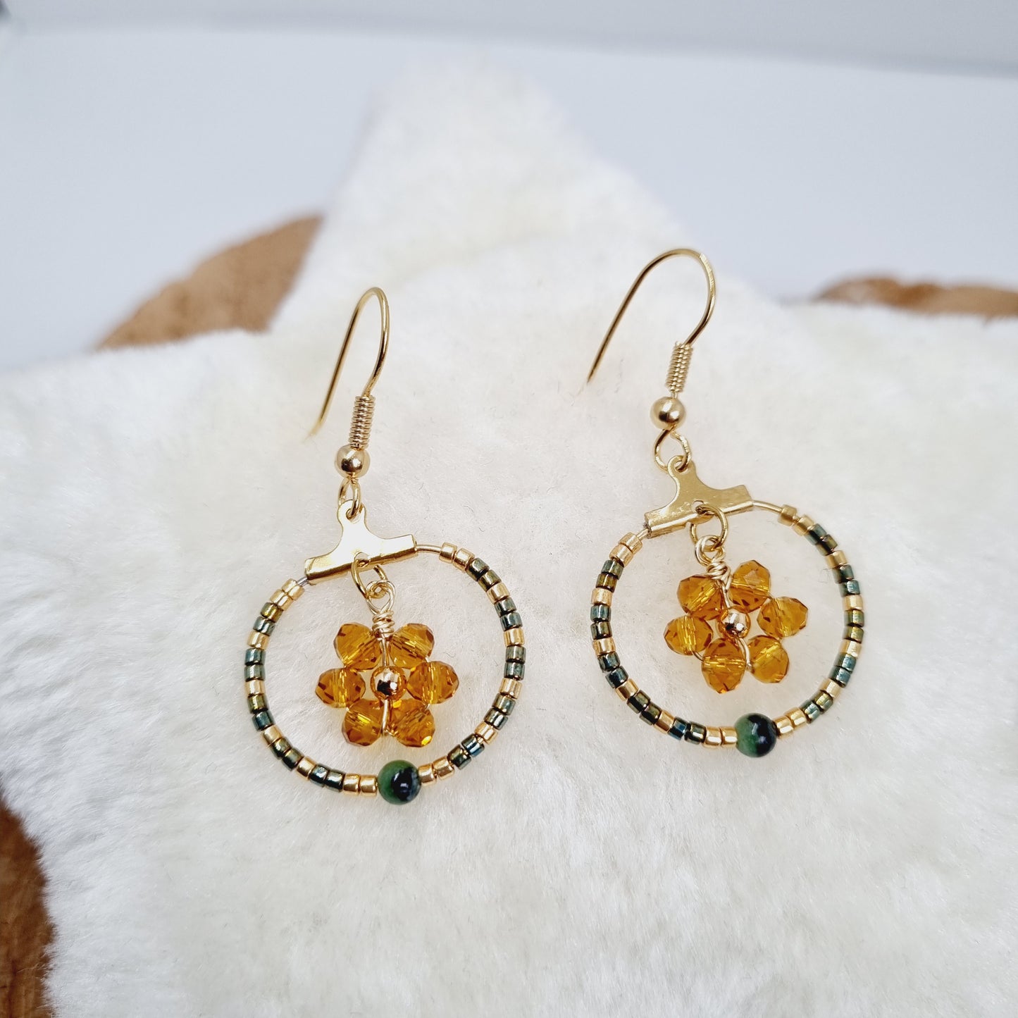Boucles d'oreilles pendantes créoles perle rubis et doré Roxane