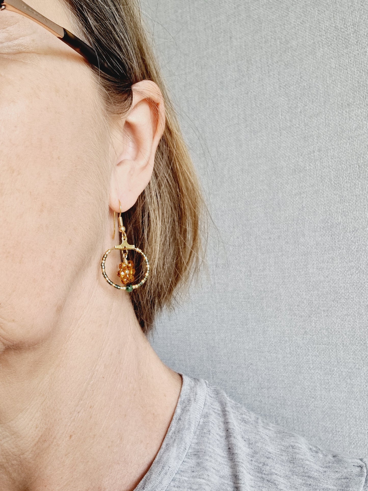 Boucles d'oreilles pendantes créoles perle rubis et doré Roxane