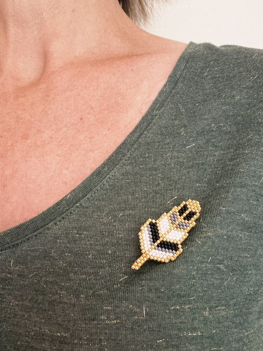 Broche plume en perles tissées gris nacre et doré LIZZIE