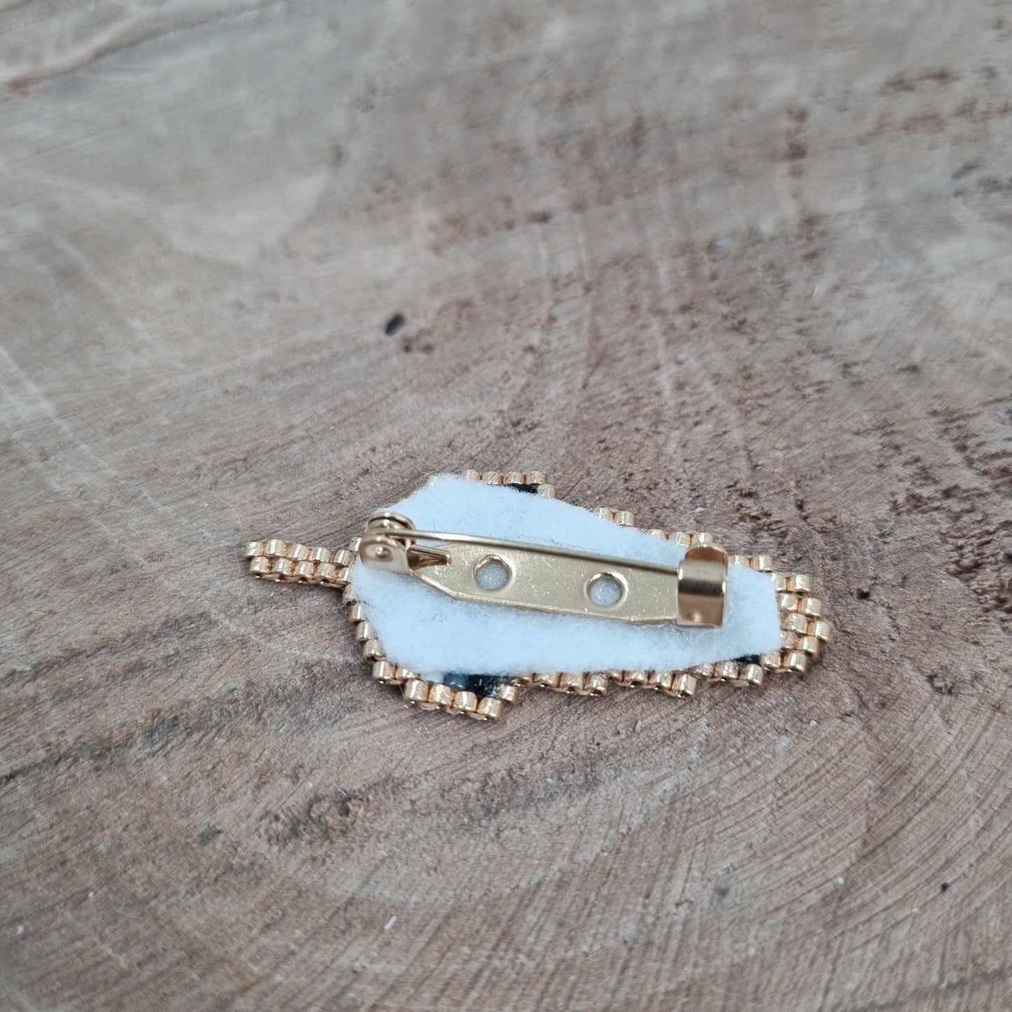 Broche plume en perles tissées gris nacre et doré LIZZIE