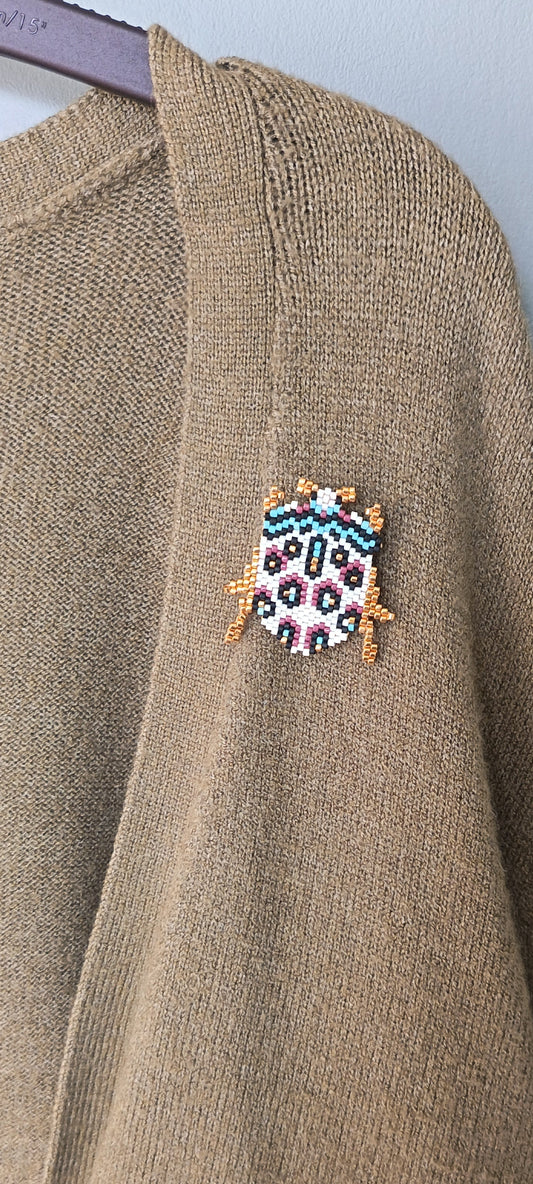 Broche Scarabijou en perles tissées
