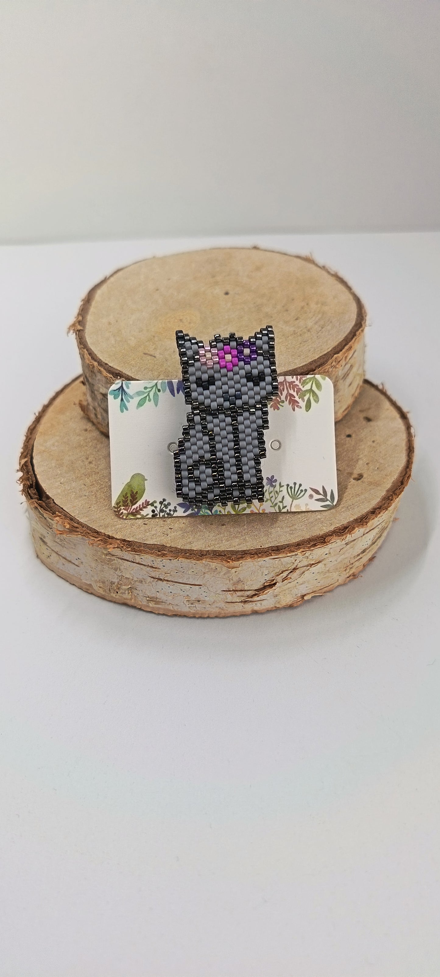 Broche chat gris Chabidou en perles tissées
