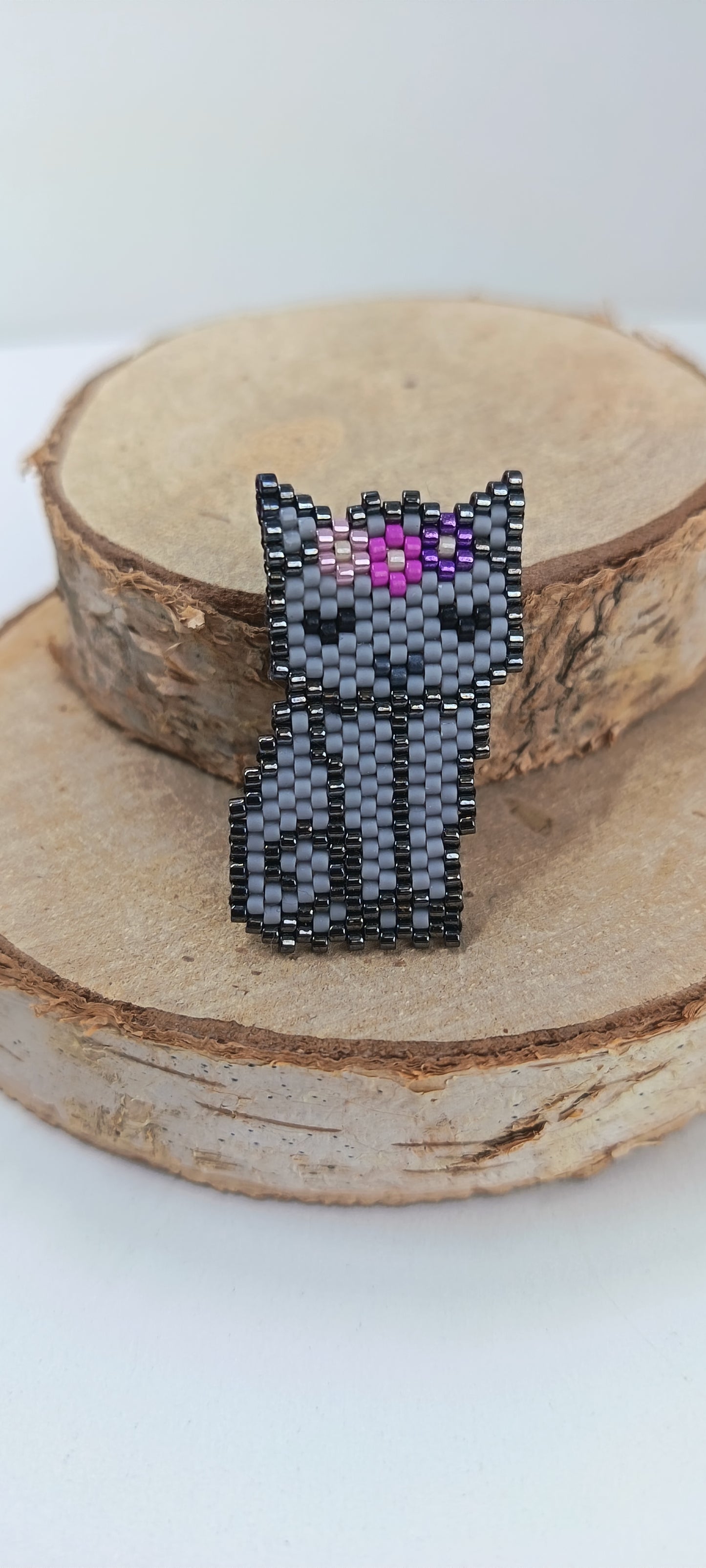 Broche chat gris Chabidou en perles tissées