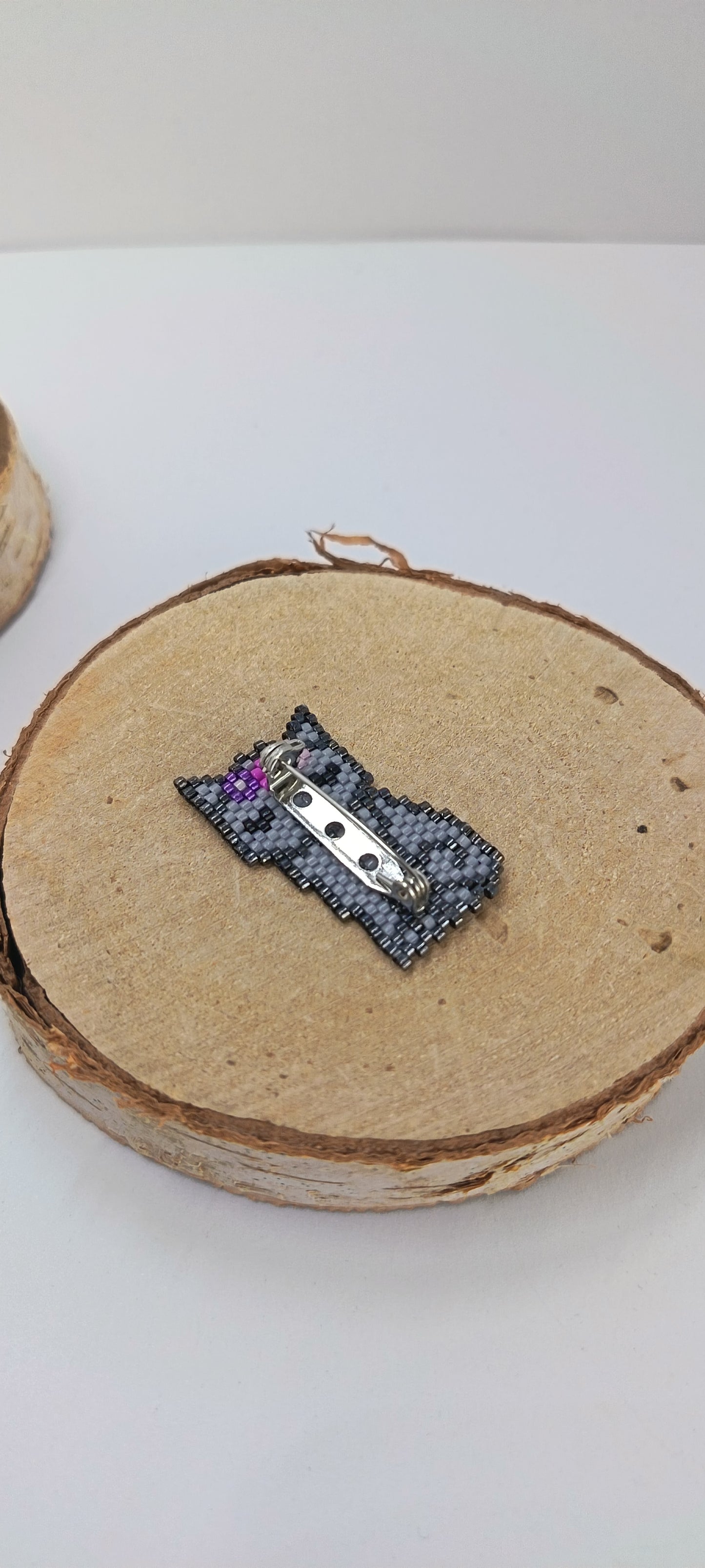 Broche chat gris Chabidou en perles tissées