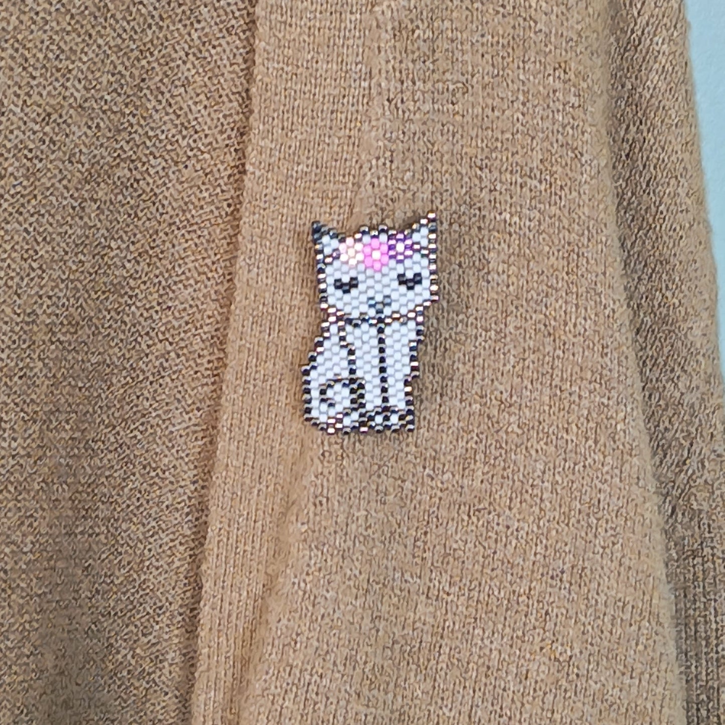 Broche chat gris Chabidou en perles tissées