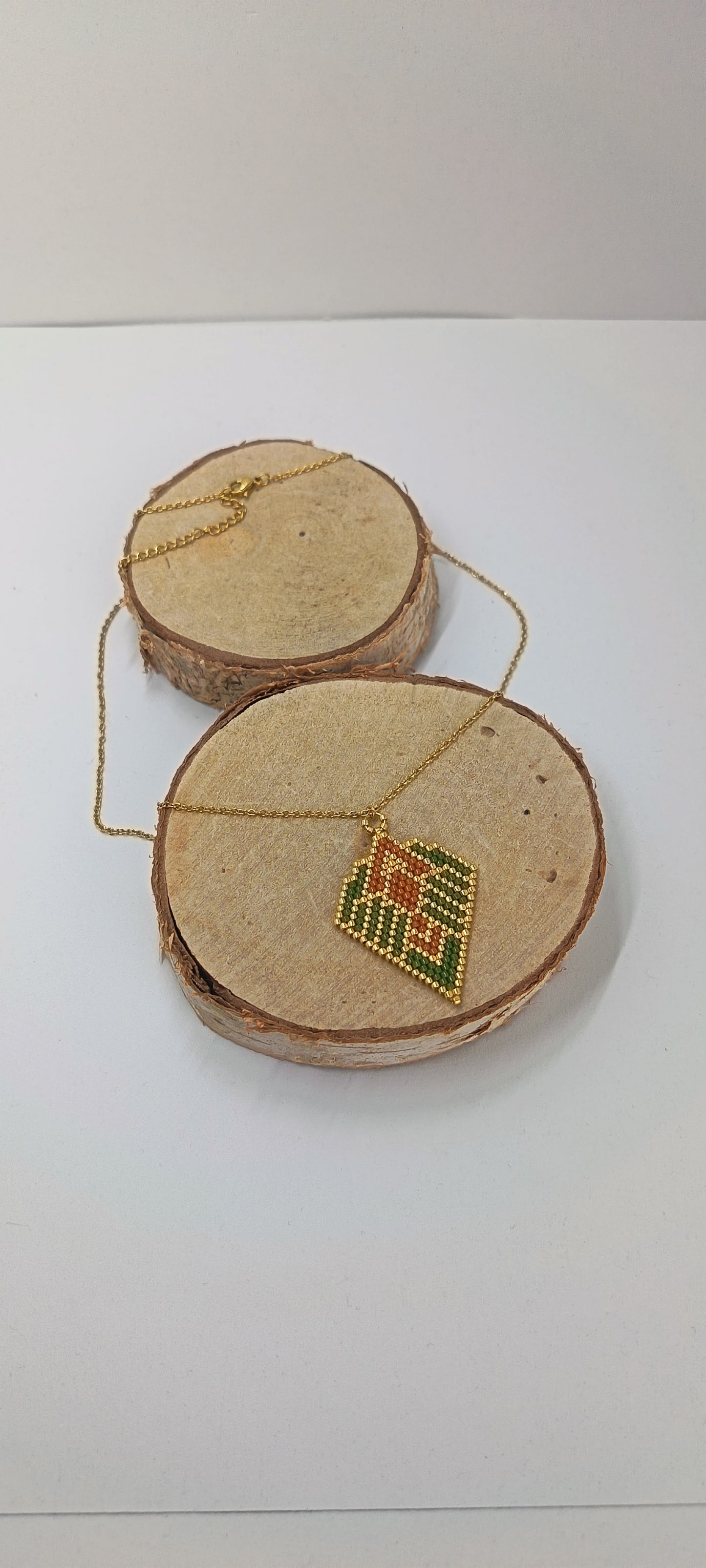 Pendentif perles tissées et chaîne acier doré Colette