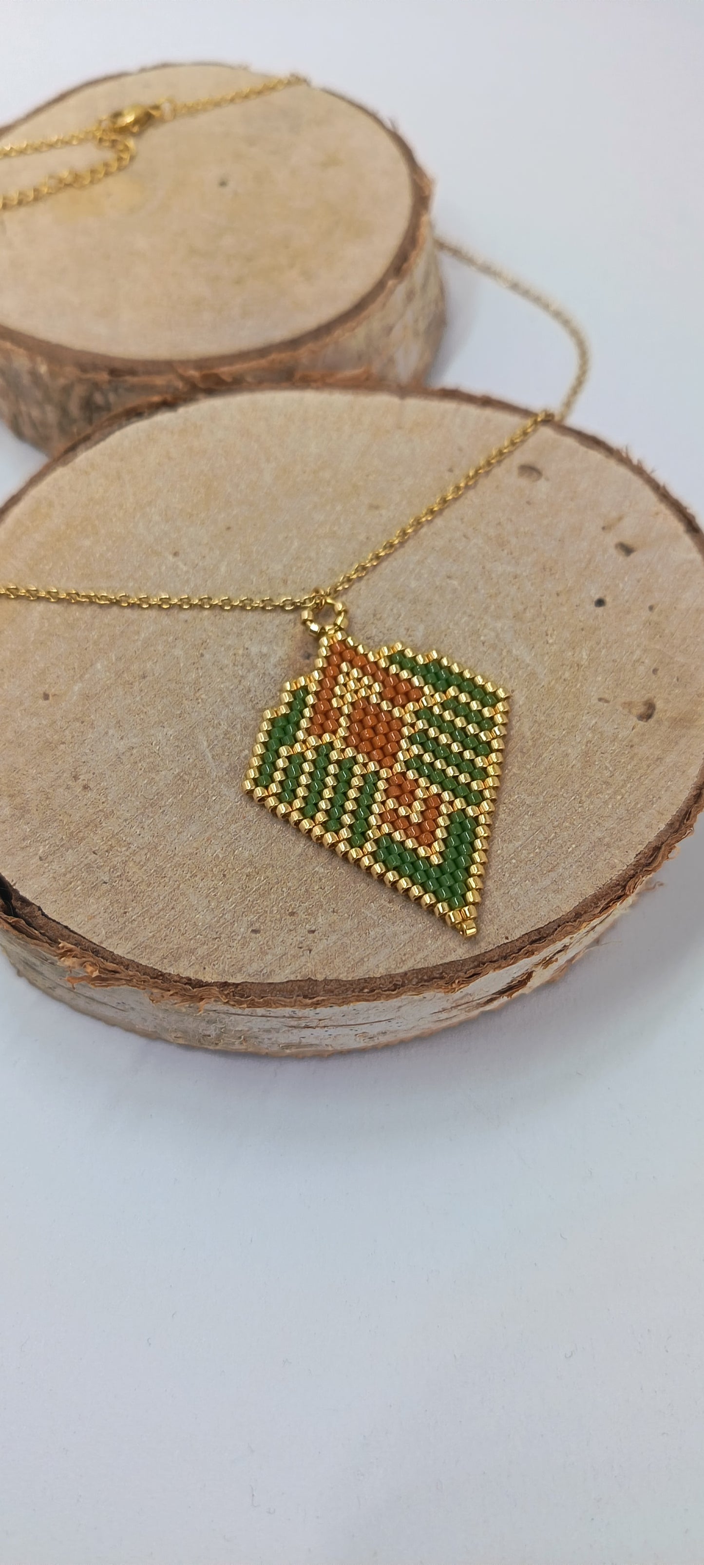 Pendentif perles tissées et chaîne acier doré Colette