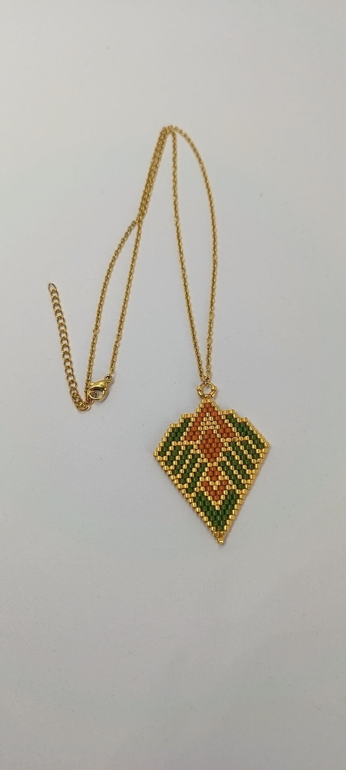 Pendentif perles tissées et chaîne acier doré Colette