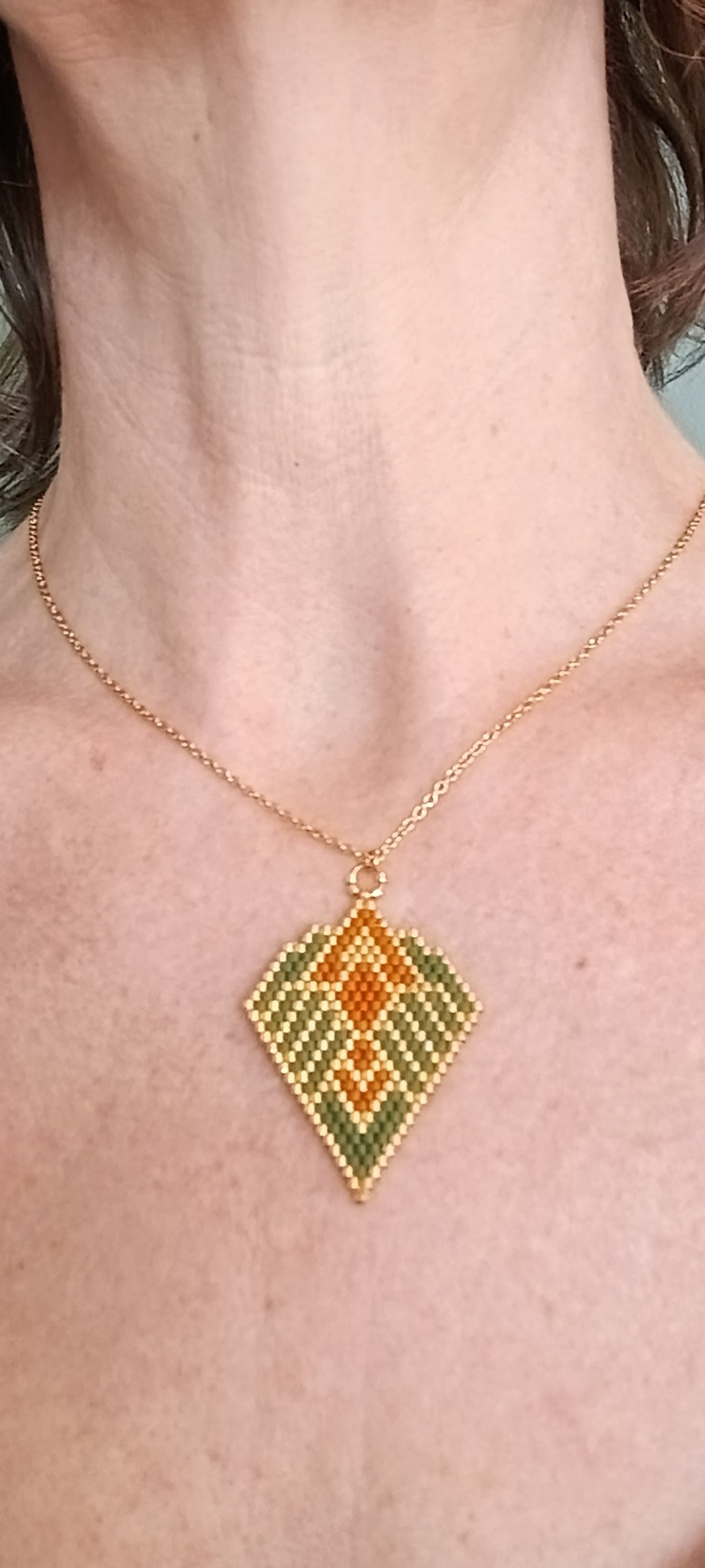 Pendentif perles tissées et chaîne acier doré Colette