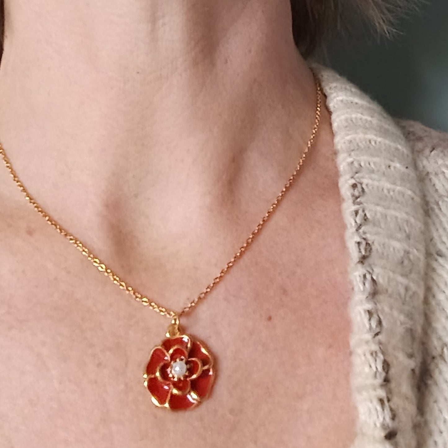 Collier avec pendentif fleur acier Rouge Daisy