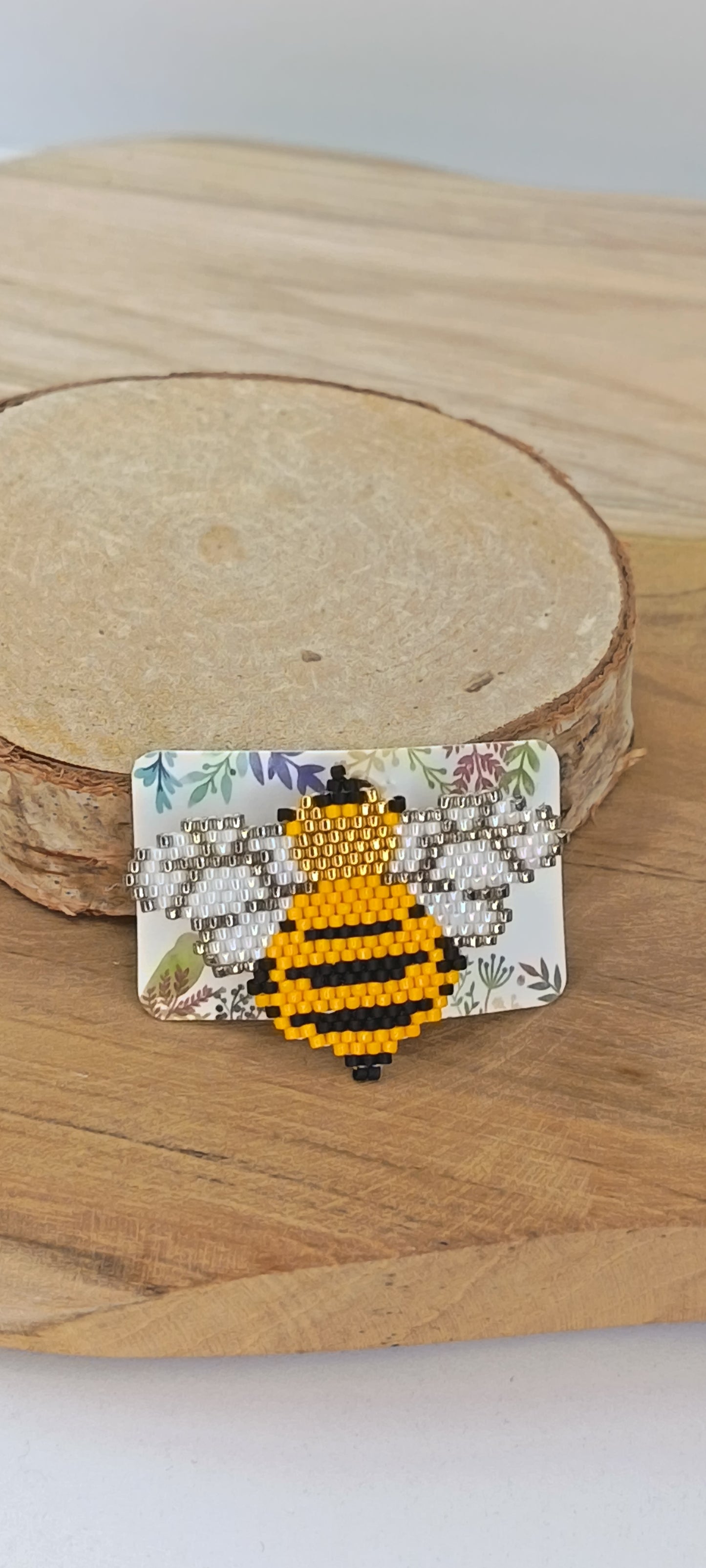 Broche abeille en perles tissées main Ptite abeille