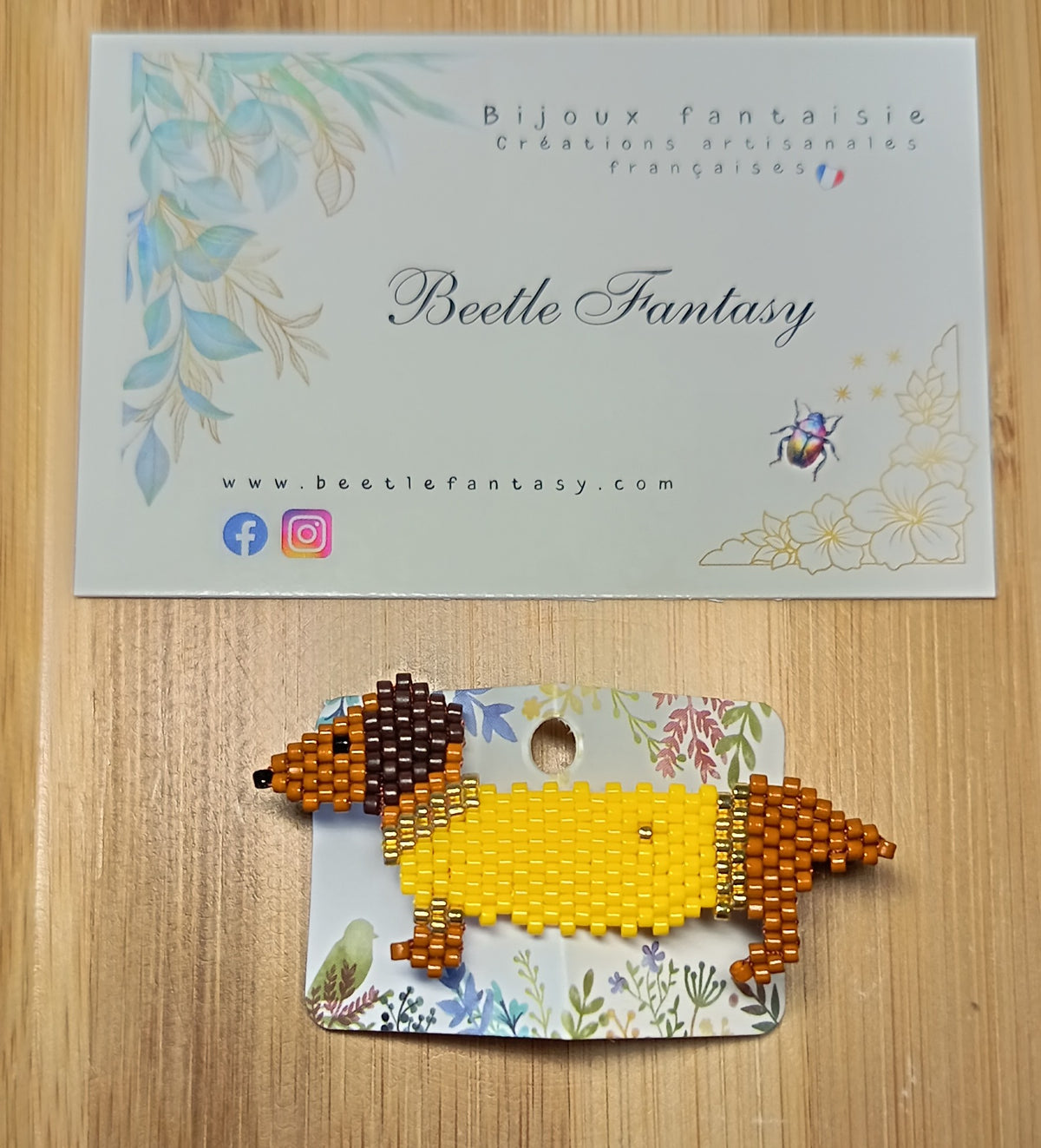 Broche en perles Marcel le teckel en ciré jaune