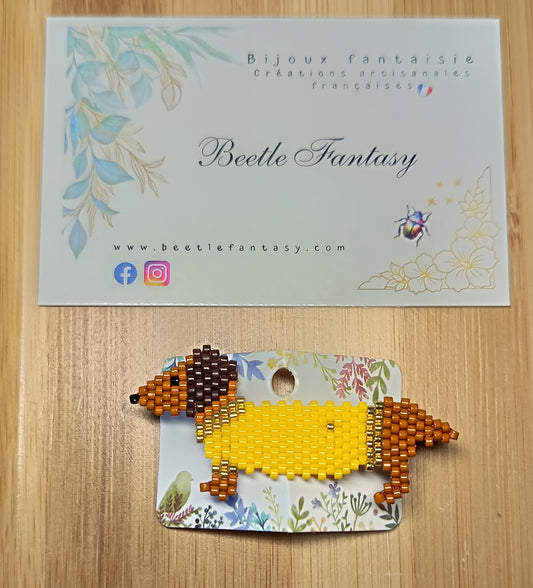 Broche en perles Marcel le teckel en ciré jaune