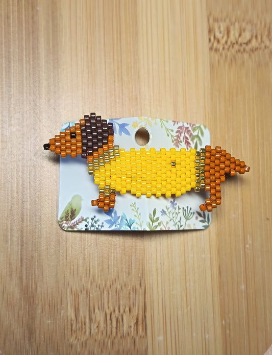 Broche en perles Marcel le teckel en ciré jaune