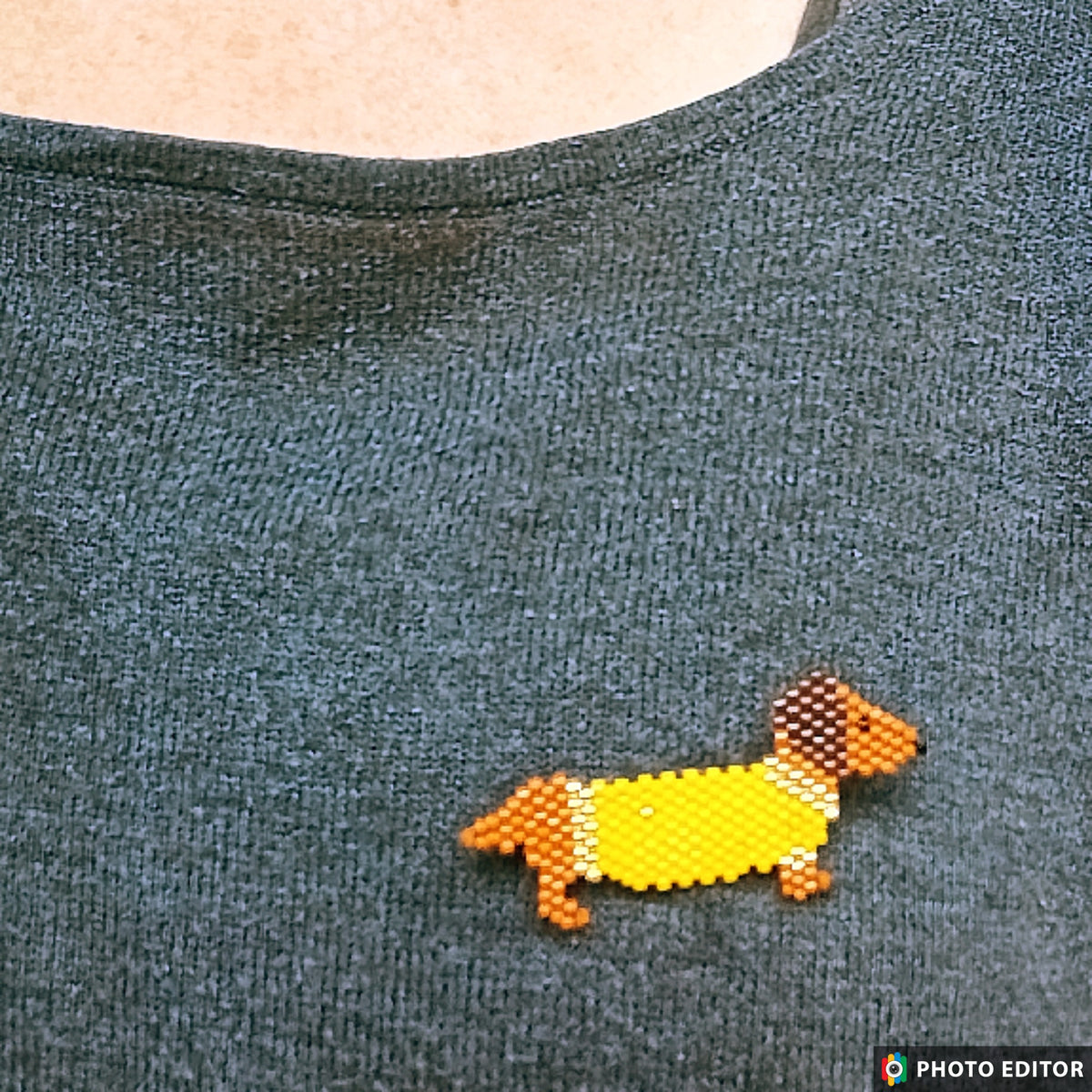 Broche en perles Marcel le teckel en ciré jaune